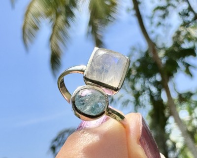 Sinine topaas ja sinine kuukivi hõbesõrmus Sri Lankalt