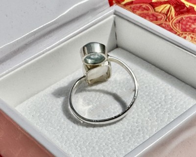 Sinine topaas ja sinine kuukivi hõbesõrmus Sri Lankalt