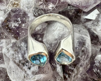 Sinine topaas hõbesõrmus Tilgad Sri Lankalt