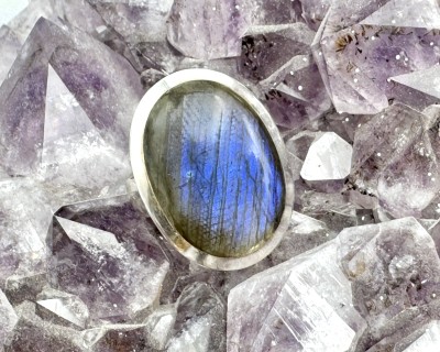 Labradoriit hõbesõrmus ovaal Sri Lankalt