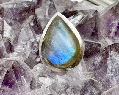 Labradoriit hõbesõrmus Tilk Sri Lankalt