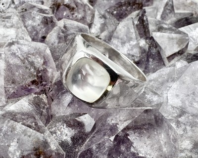 Valge kuukivi hõbesõrmus ruut Sri Lankalt