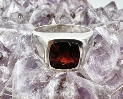 Granaat hõbesõrmus ruut Sri Lankalt