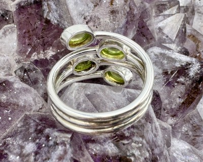 Peridoot hõbesõrmus Lill Sri Lankalt 1
